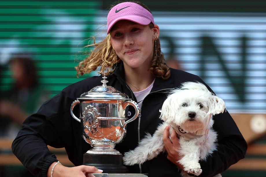Mirra Andreeva junto al trofeo de Roland Garros, el segundo Grand Slam de la temporada y el único que se juega sobre polvo de ladrillo.