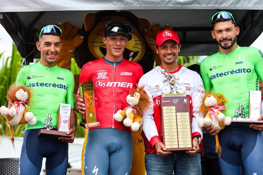 Los integrantes del podio masculino de la Clásica de Rionegro 2026: Sebastián Castaño (izq), Wílmar Paredes y Juan Diego Hoyos (der).