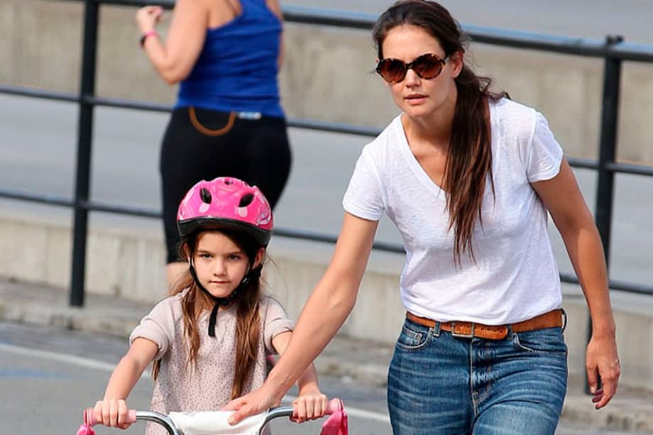 Suri Cruise con su madre, Katie Holmes. / Bang Showbiz