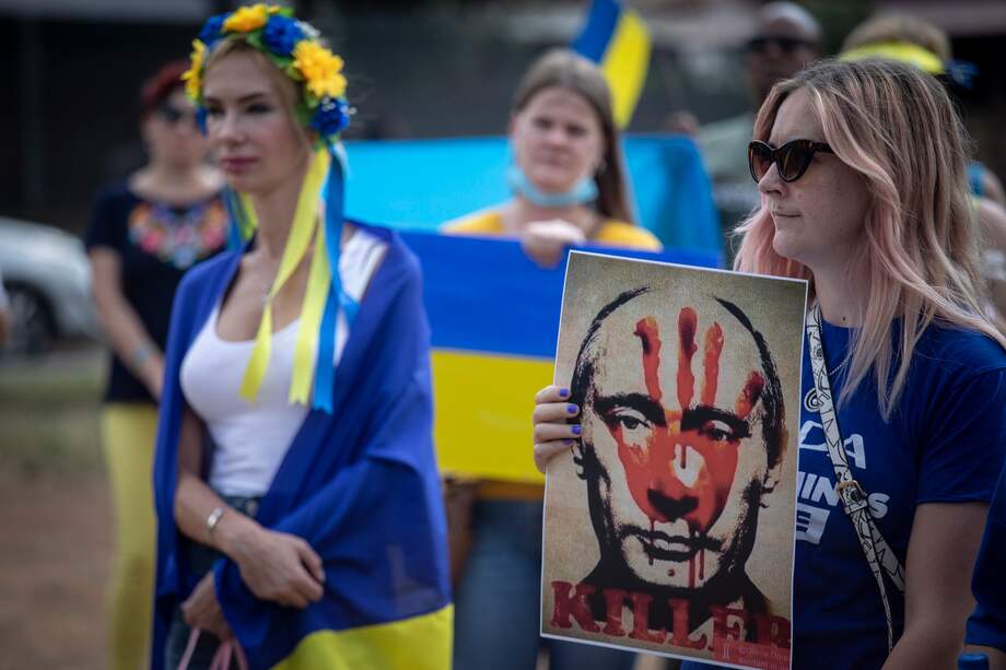 Protestas en Pretoria, Suráfrica, contra la invasión rusa a Ucrania, cuyas justificaciones resultan deleznables. EFE/EPA/KIM LUDBROOK