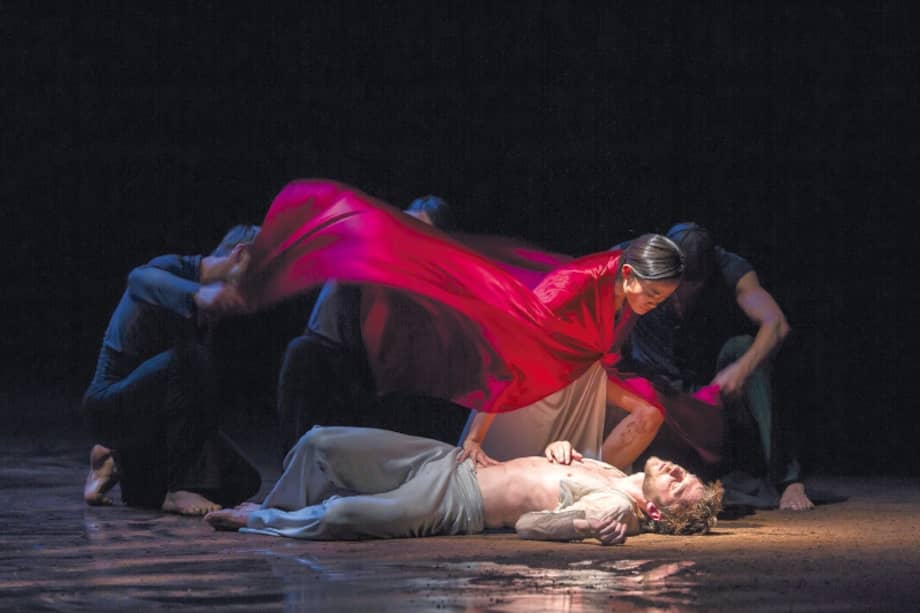 Esta imagen es la portada del libro con la que el Teatro Mayor presenta su programación para 2019. Es el Ballet Du Grand Théatre de Genéve representando “Tristán e Isolda”, de Richard Wagner. / Cortesía