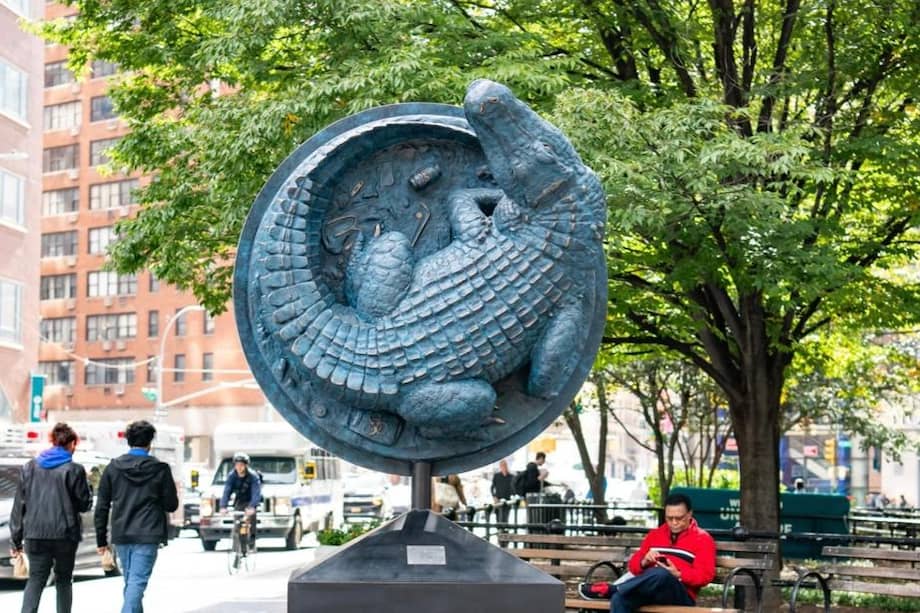En el Union Square Park, Manhattan, Nueva York, se inauguró recientemente una gran escultura de un caimán.