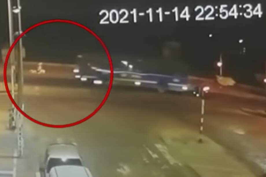 Los familiares aseguraron que durante el accidente el bus arrastró a la mujer por 12 metros.