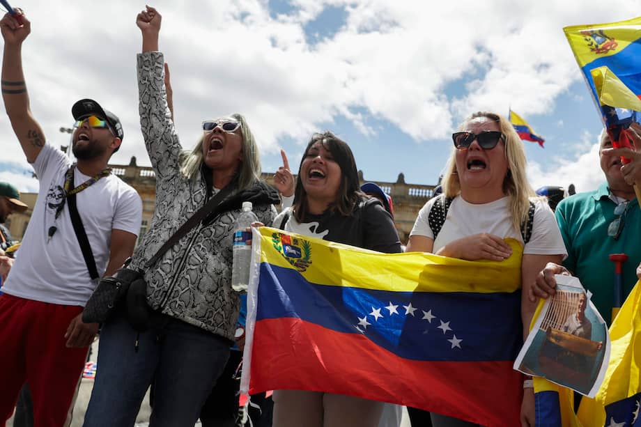 AME1774. BOGOTÁ (COLOMBIA), 03/01/2026.- Ciudadanos venezolanos celebran durante una manifestación este sábado, en la Plaza de Bolívar en Bogotá (Colombia). Estados Unidos capturó en la madrugada al presidente de Venezuela, Nicolás Maduro, y su esposa, Cilia Flores, en medio de un ataque a Venezuela que afectó a varios estados y a la capital, Caracas, por orden del presidente de Estados Unidos, Donald Trump, que calificó el operativo como "brillante". EFE/ Carlos Ortega