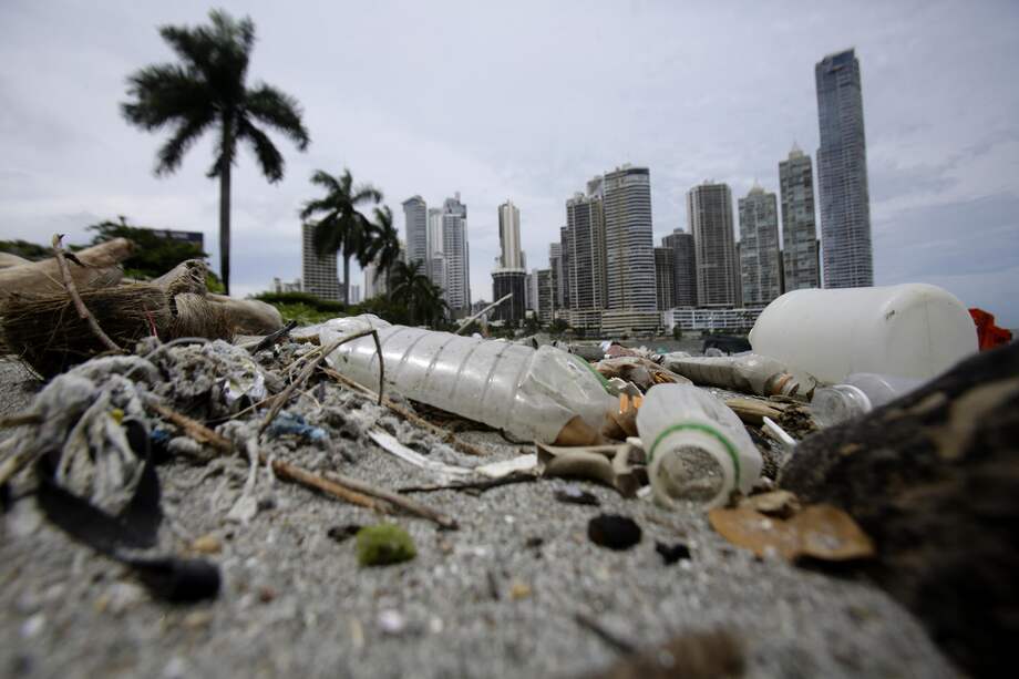 Fotografía de plásticos acumulados en la Cinta Costera, en la bahía de Ciudad de Panamá (Panamá).