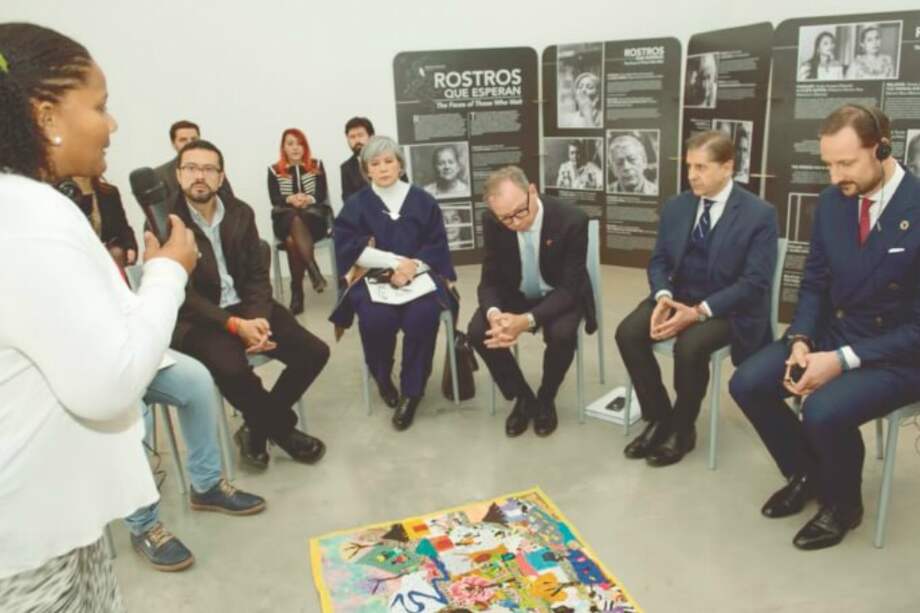 Alexandra, lideresa de Mampuján, le explica al príncipe de Noruega qué significan los telares para la comunidad de los Montes de María. / Mauricio Enríquez - PNUD