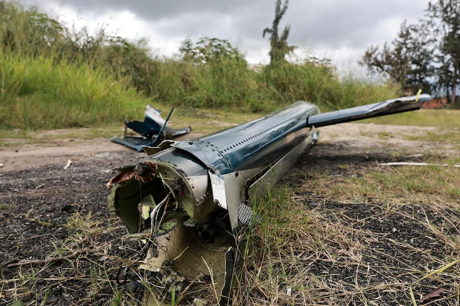 AME1382. RÍO DE JANEIRO (BRASIL), 15/06/2026.- Fotografía que muestra restos este lunes, de uno de los helicópteros que chocó en el barrio Recreio dos Bandeirantes de Río de Janeiro (Brasil). Según información del Cuerpo de Bomberos, seis personas fallecieron en el accidente ocurrido el domingo, entre ellas el influenciador argentino Gaspi y el cantante estadounidense Oliver Tree. EFE/André Coelho