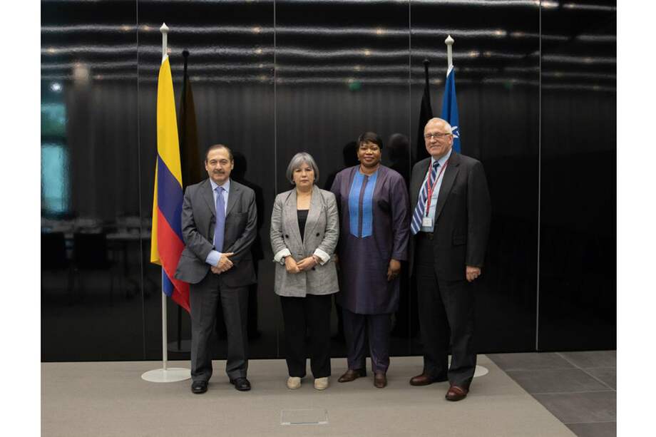 Patricia Linares, presidenta de la JEP, con Fatou Bensouda y su equipo. / Página de la Corte Penal Internacional
