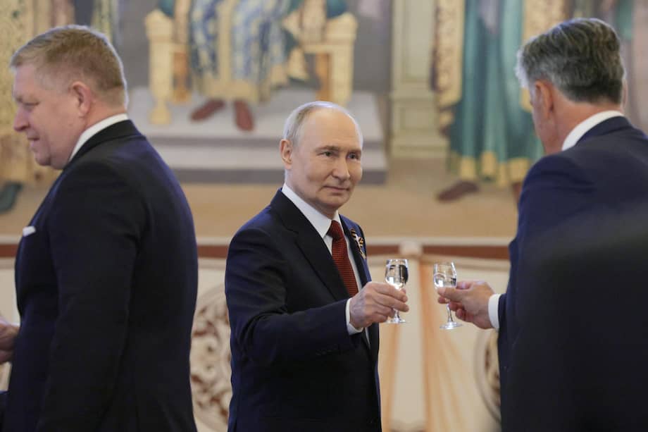 Vladimir Putin se muestra abierto a negociar el fin de la guerra en Ucrania en un tercer país solo si se acuerdan primero todas las condiciones del Kremlin.