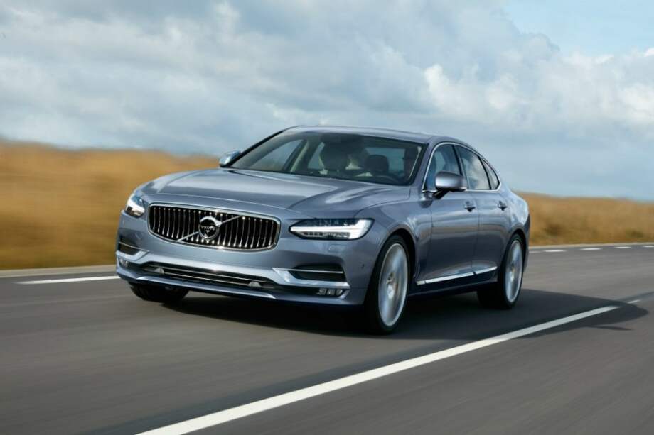 El Volvo S90 tiene un asistente de parqueo que se activa automáticamente desde el timón.