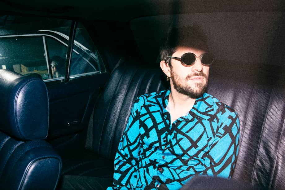 El video de “Tenemos que hablar” es una sesión en vivo que captura la esencia de este sencillo.