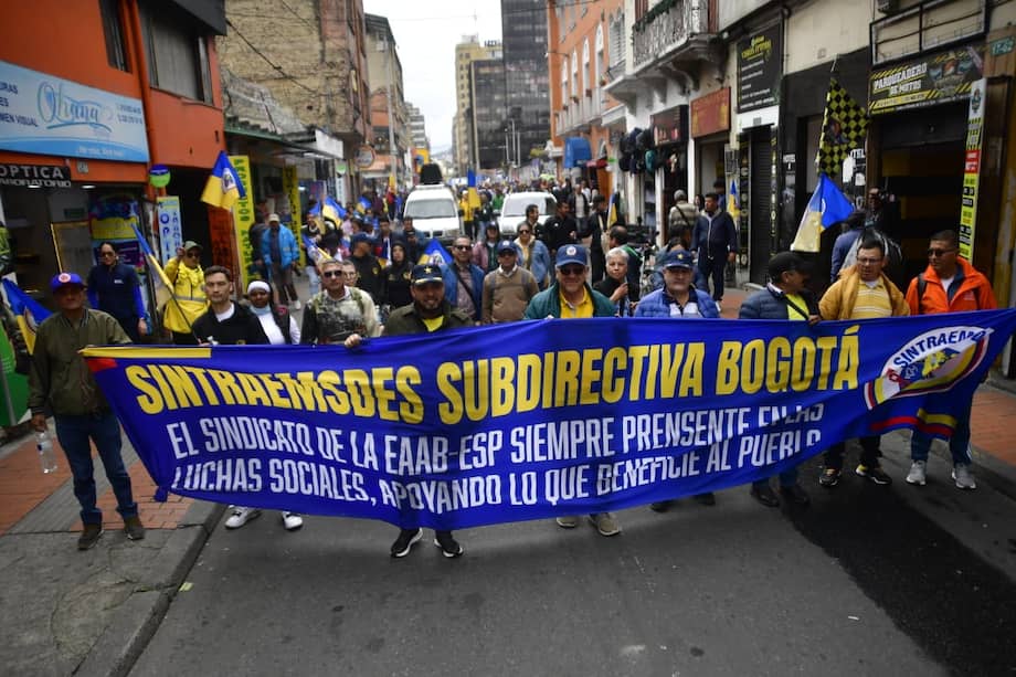 Varios sindicatos hacen presencia en las marchas de este 19 de febrero en Bogotá.
