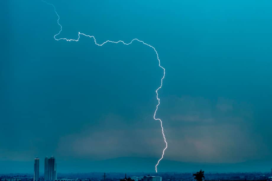Un rayo ilumina el cielo durante una tormenta eléctrica sobre Skopje, Macedonia del Norte, el 27 de junio de 2025.