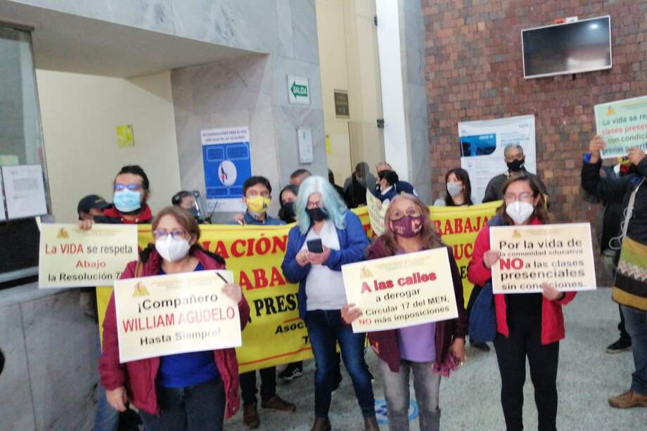 Los maestros llegaron en la mañana de este jueves 29 de julio a la Secretaría de Educación de Bogotá.