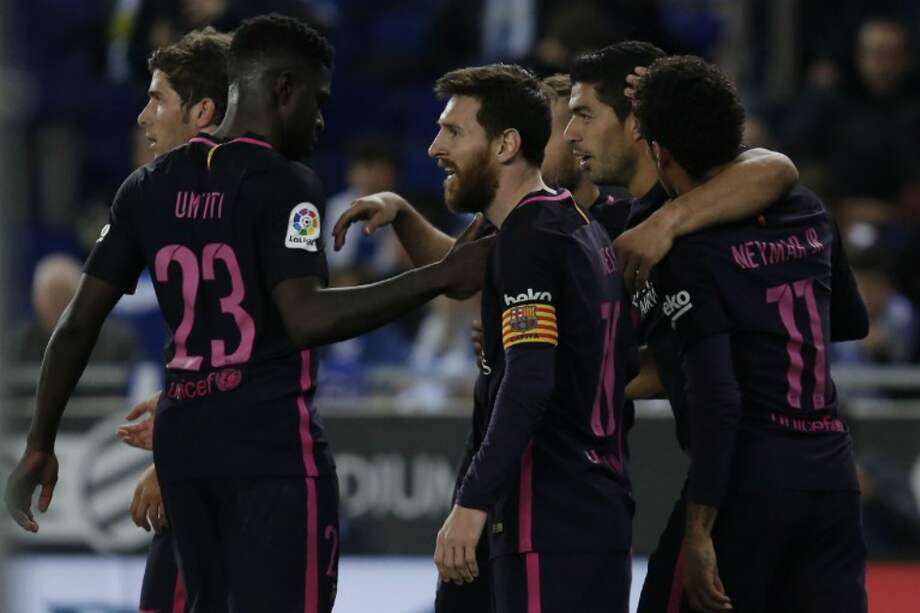 Los futbolistas de Barcelona festejan uno de los tantos con los que derrotaron este sábado al Espanyol. / AFP