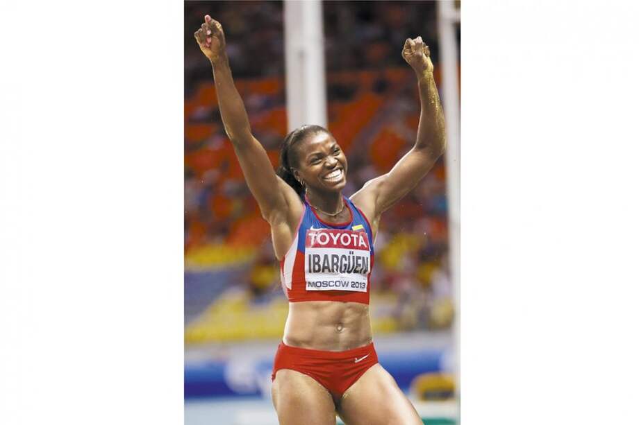aterine Ibargüen celebra la medalla de oro que ganó el jueves en el Mundial de Atletismo en Moscú. Foto: EFE