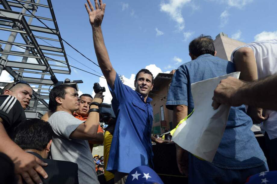 El candidato presidencial opositor, Henrique Capriles, ha recorrido Venezuela casa por casa para impedir la tercera reelección de Hugo Chávez. / AFP