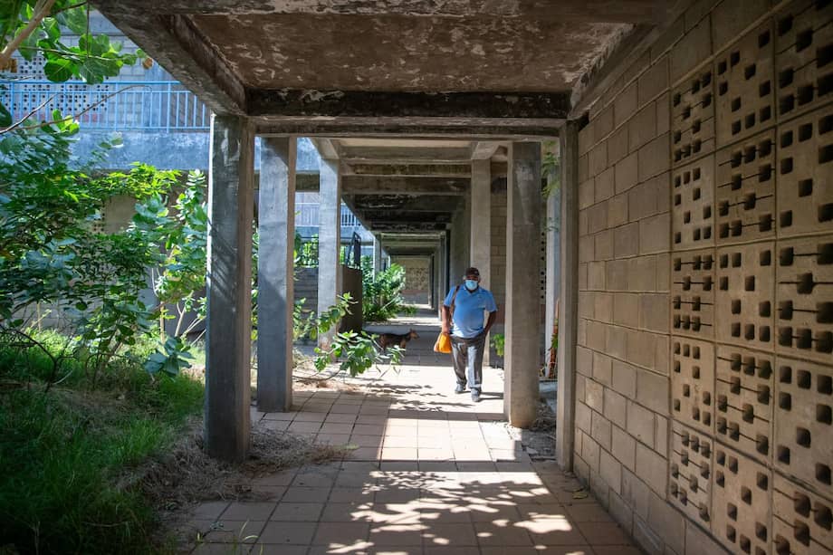 El Megacolegio de Taganga, que debía construirse en ocho meses, lleva años inconcluso y hoy es el centro de un fuerte choque político entre la Alcaldía y la Gobernación.