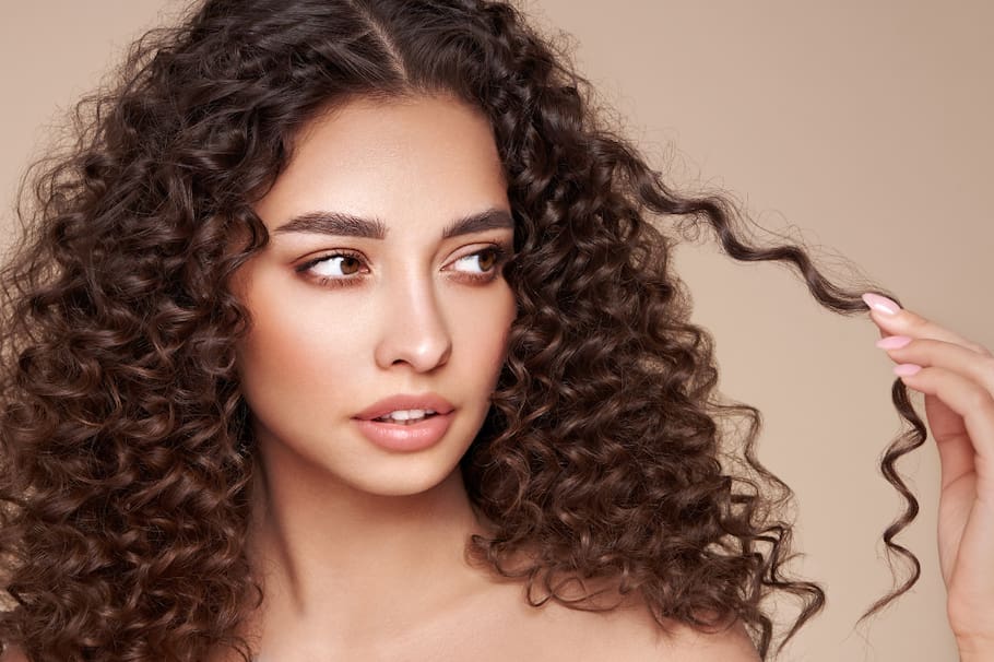 Te contamos cuál es el tipo de cepillo que debes utilizar para el cabello rizado. Cuida la forma en la que peinas tus rizos.