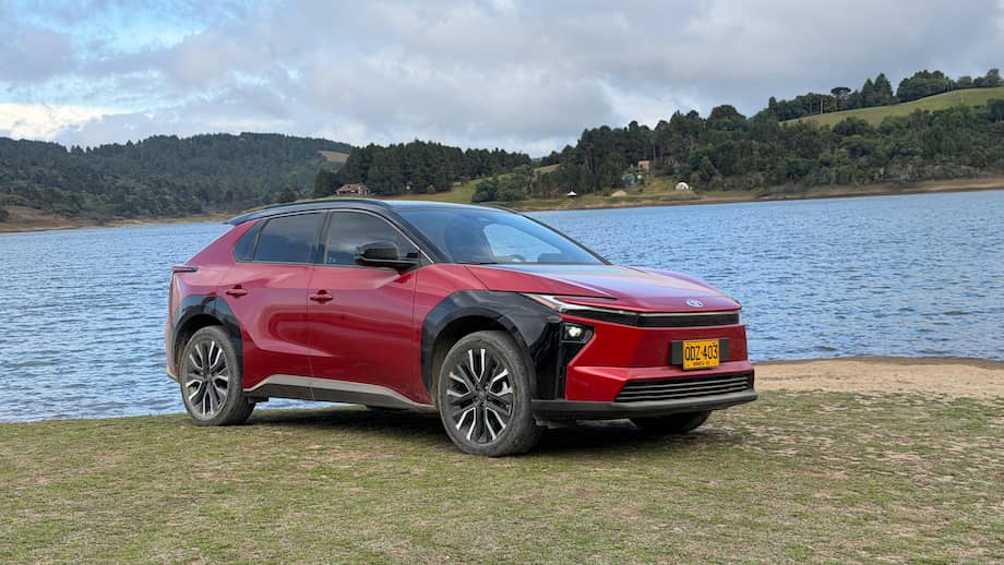 Toyota presenta la bZ4X y anuncia que introducirá nuevos electrificados