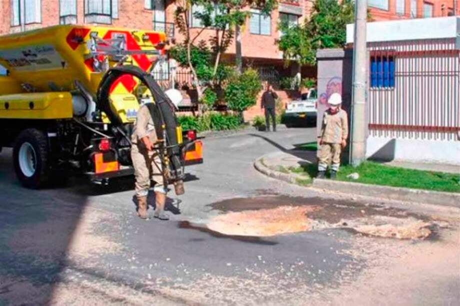 Piden póliza de cinco años por máquina tapahuecos