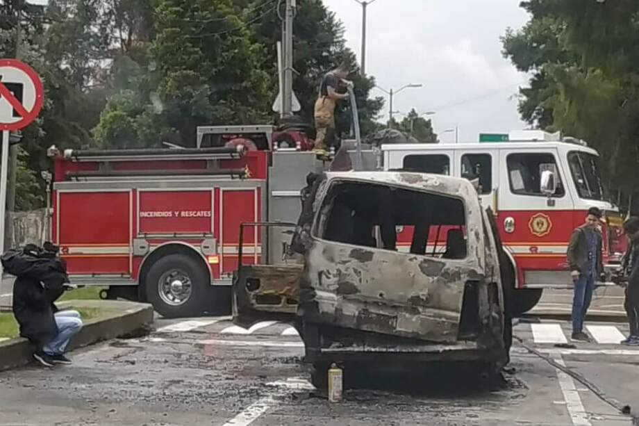 Así quedó la ambulancia luego de que el cuerpo de Bomberos de Chapinero apagara las llamas. / Tomada de Twitter: @manolitosalazar