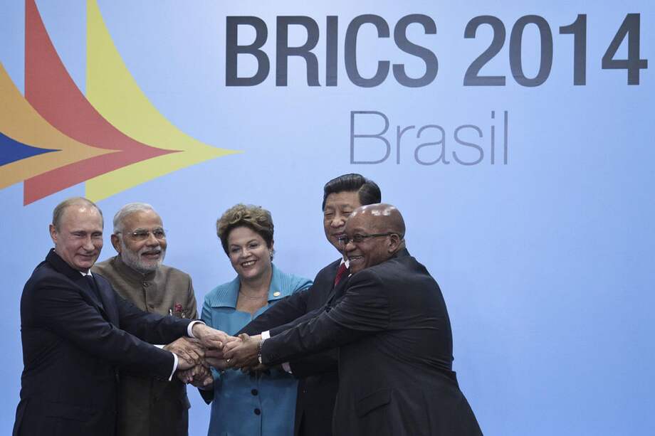 Los presidentes de China, Xi Jinping (2d); Rusia, Vladimir Putin (i), Sudáfrica, Jacob Zuma (d), y Brasil, Dlma Rousseff (c), y el primer ministro de India, Narendra Modi. / EFE