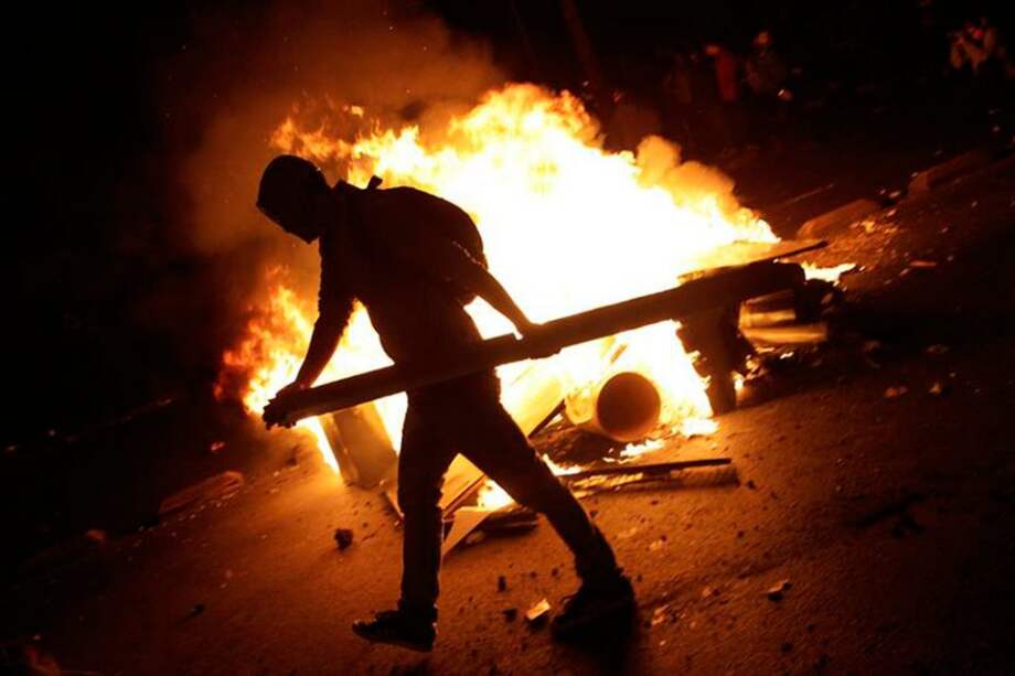 Del total de 172 detenidos, 58 corresponden a las marchas de los alumnos secundarios y otros 26 a saqueadores sorprendidos in fraganti. / Agencia EFE