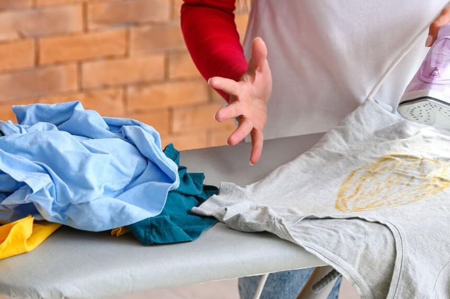 ¡No tires tu ropa con manchas de quemaduras! Este truco es perfecto para cuando se nos pasa la mano con la plancha en la ropa y seguir usándola.