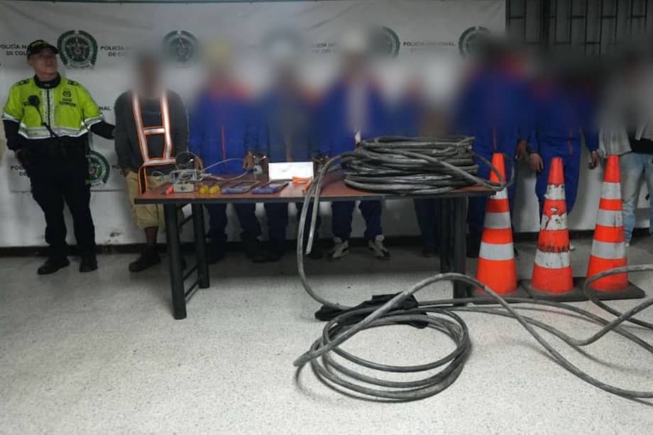 Durante el procedimiento se pudo establecer que estas personas no eran funcionarios de esta empresa y que el material que era transportado en este vehículo habría sido hurtado.