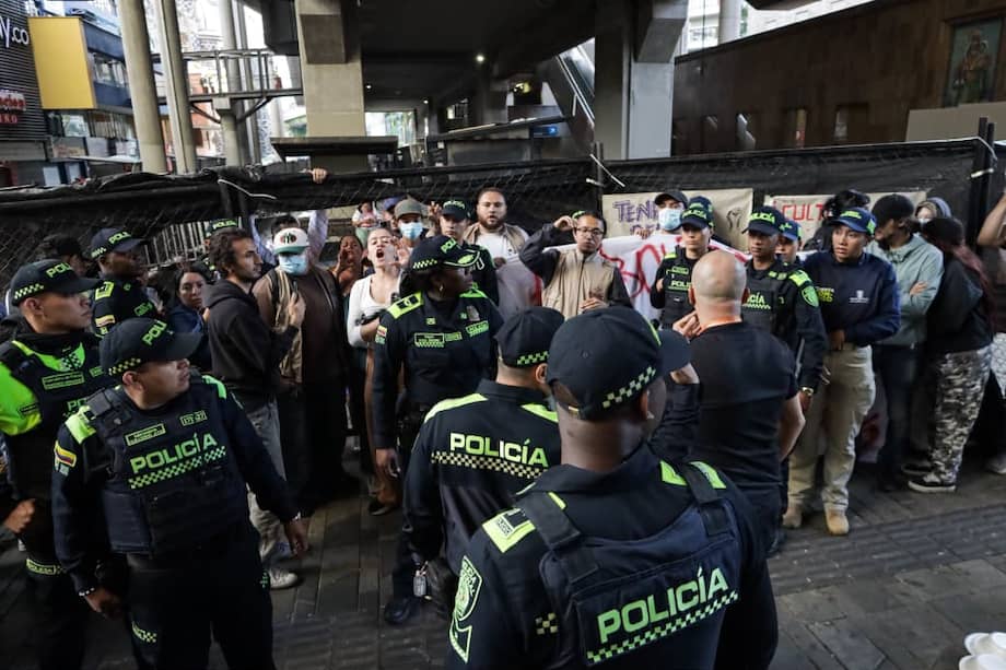 Protesta del martes 7 de julio de 2026 en el Parque Berrío por el cerramiento a los trabajadores informales bajo el viaducto del metro.
