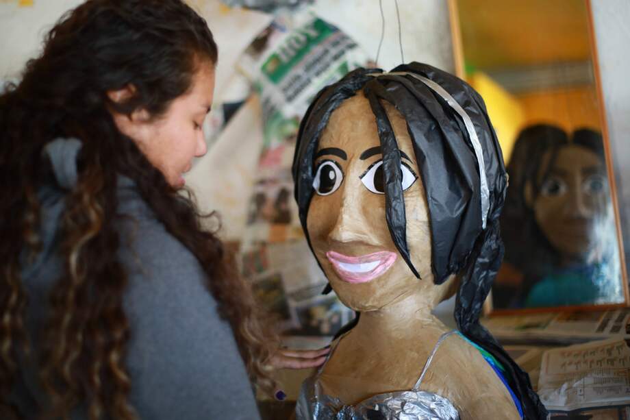 Una fabricante de piñatas, realiza una figura con la apariencia de la actriz mexicana Yalitzia Aparicio este jueves, en Ciudad Juárez, en el estado de Chihuahua (México). / EFE