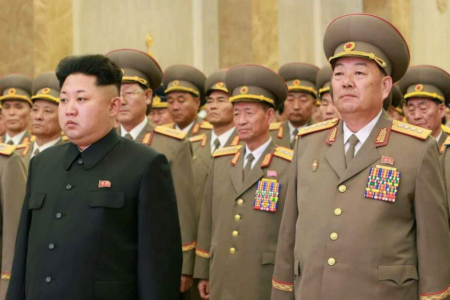 A la izquierda Kim Jong-Un y a la derecha el ministro de Defensa de Corea del Norte, Hyon Yong-Chol. / AFP