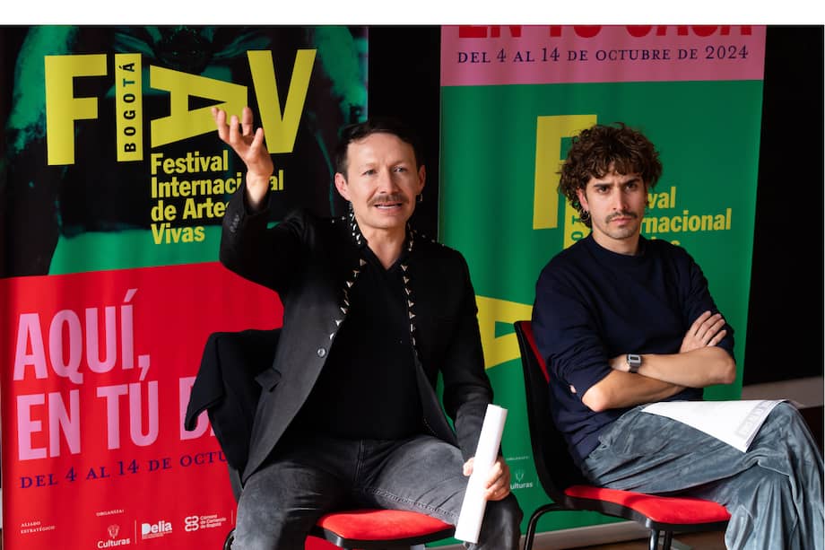El actor Emmanuel Restrepo y el director de teatro Johan Velandia conversando sobre la obra "Negro" que se presentará en el marco del Festival Internacional de Artes Vivas 2024 en la ciudad de Bogotá.