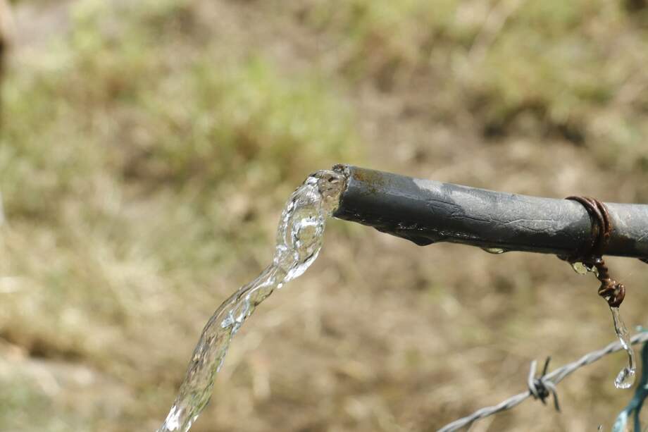 Captación ilegal de agua en zona protegida del cerro del Manjuí, en el municipio de San Antonio del Tequendama