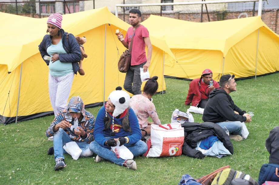 Al albergue llegaron 630 venezolanos que estaban en el lote El Bosque junto a la terminal. / Gustavo Torrijos - El Espectador