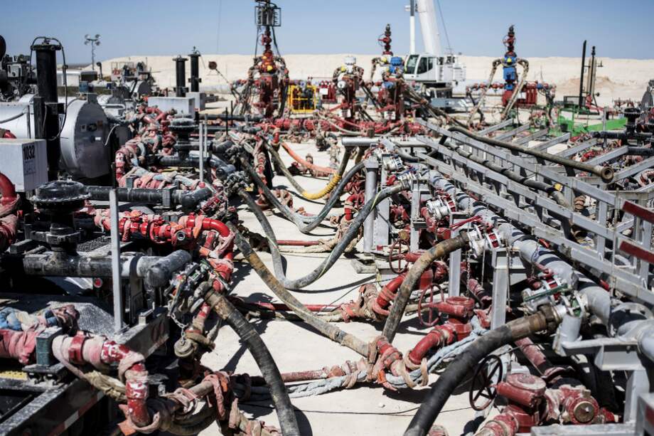 Una instalación dedicada a hacer fracking. / Bloomberg