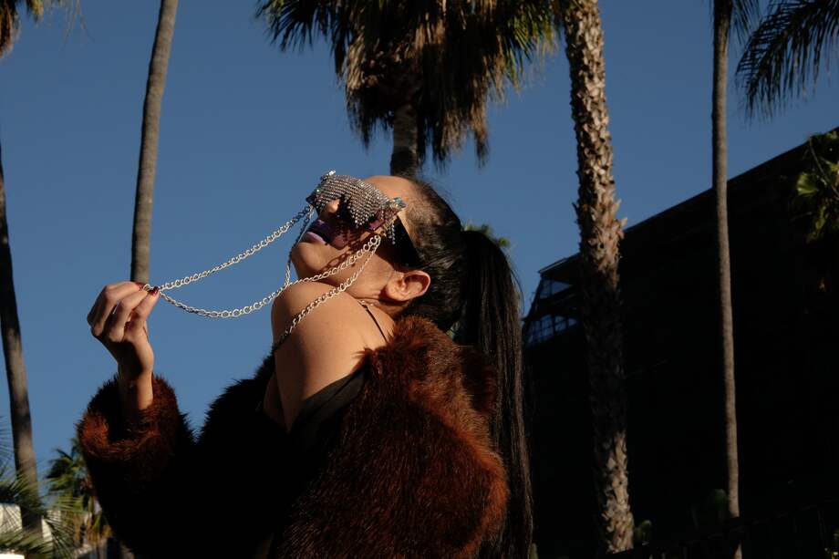 Con tan sólo 16 años, Kat Pulgarín tuvo que emigrar a Estados Unidos, lugar donde estudió Leyes y Diseño de Modas.