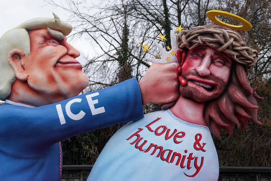 Una carroza de carnaval titulada "Trump ICE" representa al presidente de EE. UU., Donald Trump, golpeando a una figura de Jesucristo conn el lema "amor y humanidad".