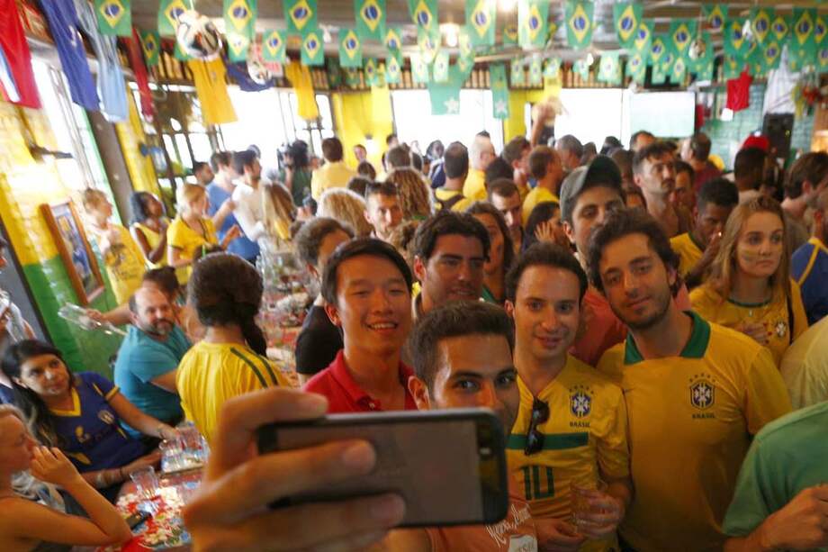 Los brasileños celebran el Mundial y también sus fiestas tradicionales. / EFE