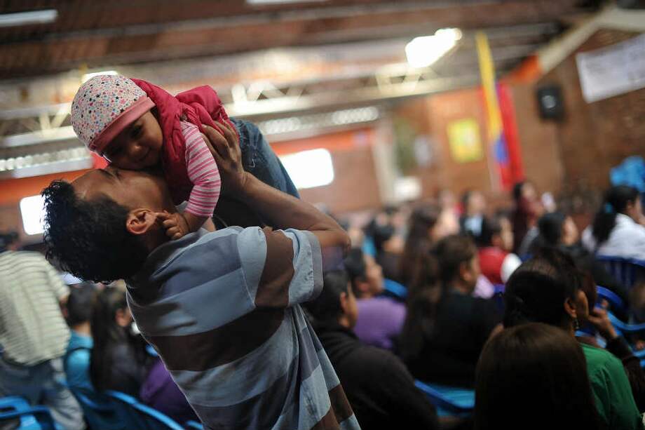 Ante la demora en la apertura de casas vecinales, Carlos Enrique Clavijo asumió el cuidado de su sobrina. / Óscar Pérez - El Espectador