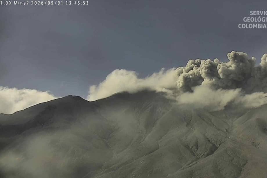 Imagen que muestra emisión de ceniza en el volcán Puracé este 1 de septiembre.