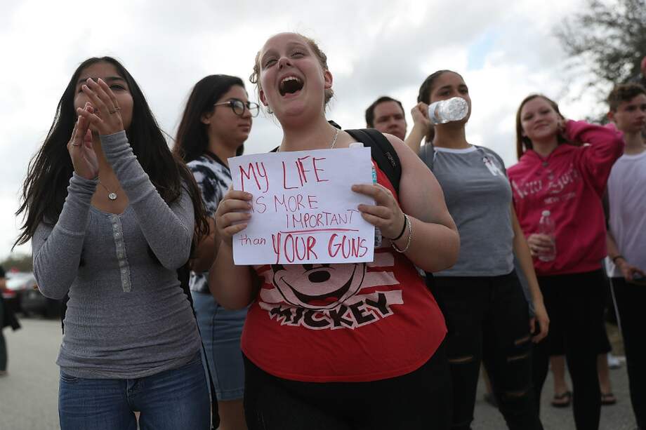 Los llamados "chicos de Parkland" organizan una "Marcha por nuestras vidas" el 24 de marzo en Washington -inspirada en la "Marcha de las mujeres" del año pasado-, que suma donaciones de George Clooney, Oprah Winfrey y Steven Spielberg, entre otros. / AFP
