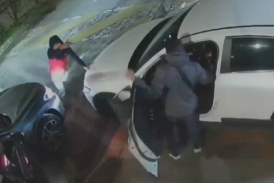 Mientras estacionaban su vehículo fueron abordadas por delincuentes, que las agredieron y las robaron.