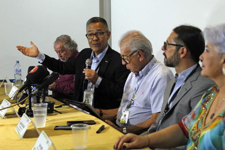 El ministro cultura Venezuela, Ernesto Villegas habla durante una rueda de prensa en la que también participan Fernando Rendón, director del Festival de Poesía de Medellin; Jairo Yáñez, Alcalde de Cúcuta; Freddy Ñáñez, vicepresidente de comunicación, cultura y turismo de Venezuela; y la senadora colombiana Gloria Flórez, en Cúcuta (Colombia).