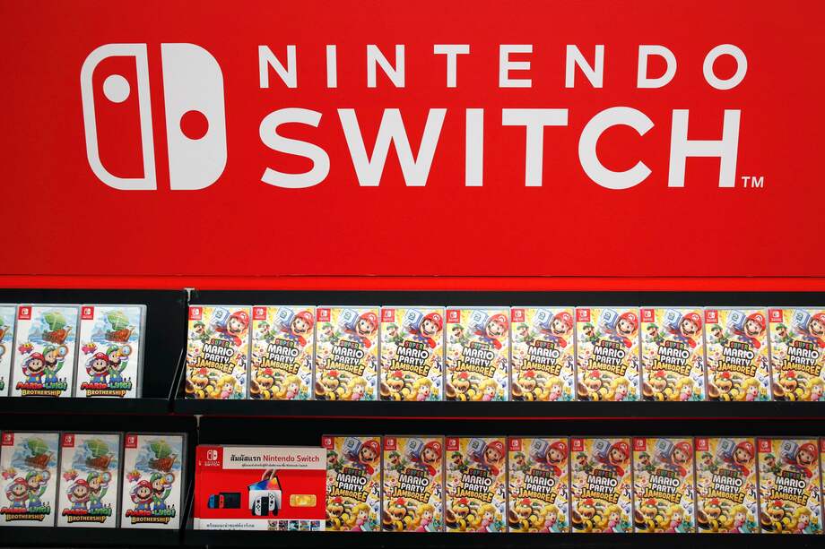 Bangkok (Thailand), 21/11/2024.- Nintendo Switch games displayed on a shelf for sale at the newly opened Nintendo store in Bangkok, Thailand, 21 November 2024. The Japanese video games maker Nintendo opened its first authorized store in Bangkok, Thailand, aiming to expand its global retail presence despite setting up various sales methods to boost the video games market. (Japón, Tailandia) EFE/EPA/RUNGROJ YONGRIT