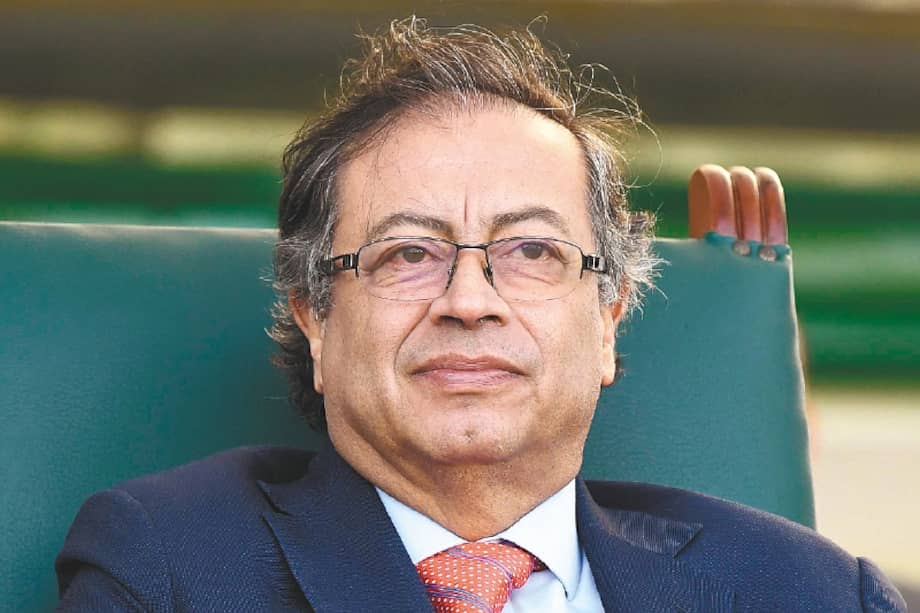 "Oh, sorpresa, ni el Eln ni las Fuerzas Armadas habían sido informadas de una decisión vuelta titular de prensa mundial y la salida no podía ser más facilista: mandar al ministro del Interior Prada a bajarle el tono a la embarrada en materia grave. El punto es crítico, pues con la paz no se juega y no puede ir echando globos un presidente que se cree la voz de Dios, ante la cual los hombres y la realidad simplemente se agachan".