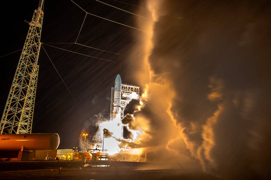 De acuerdo con la NASA, la Misión Uno de Astrobotic Peregrine tiene como objetivo llevar cargas útiles de la NASA y comerciales a la Luna con el propósito de investigar la exosfera lunar, propiedades térmicas y abundancia de hidrógeno en el regolito lunar, campos magnéticos y el entorno de radiación en la superficie lunar, como parte de los esfuerzos de exploración lunar del programa Artemis de la NASA. EFE/EPA/CRISTOBAL HERRERA-ULASHKEVICH