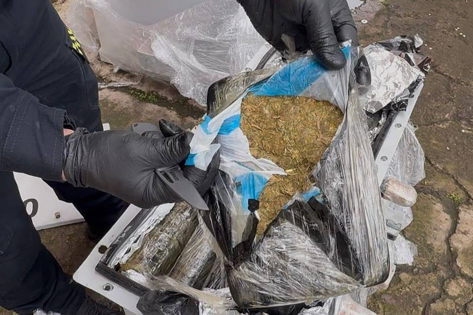 Los perros antinarcóticos del aeropuerto realizaron el hallazgo de los estupefacientes.