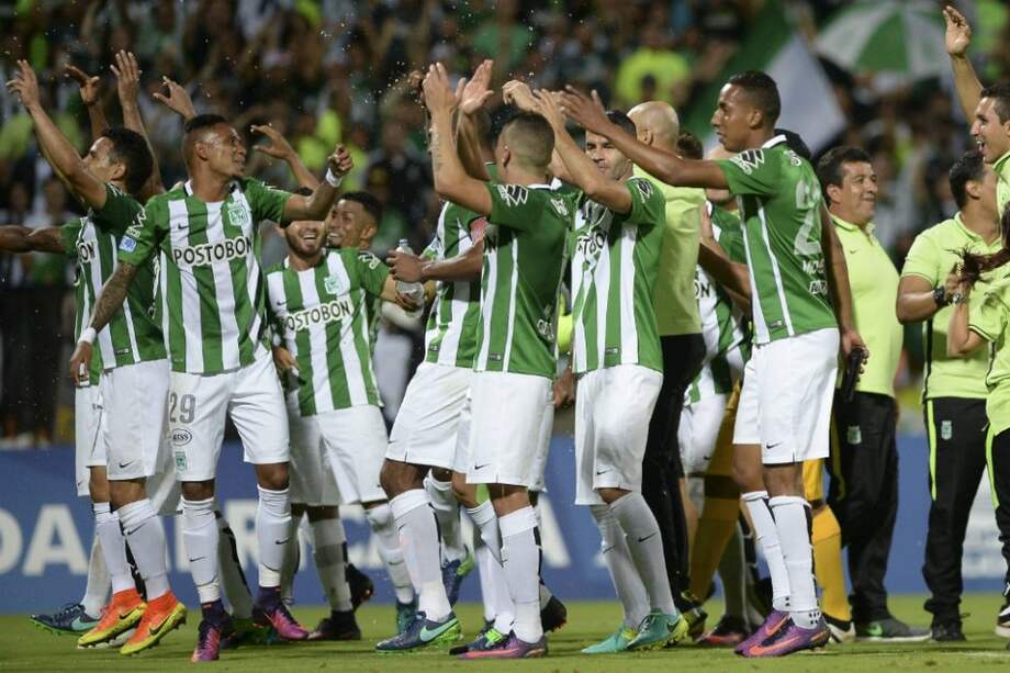 Los jugadores de Atlético Nacional celebran tras clasificarse, este jueves, a la final de la Copa Sudamericana. / AFP